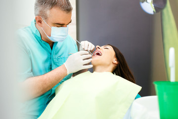 Obraz na płótnie Canvas Woman receiving a dental treatment