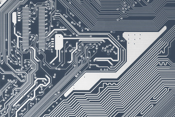 Hauptplatine im Computer mit Leiterbahnen zum Prozessor