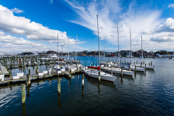 Obraz premium Harbor Area of Annapolis, Maryland on a cloudy spring day with sail boats
