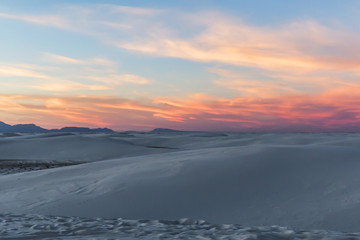 Fototapeta na wymiar sunset at the white sands