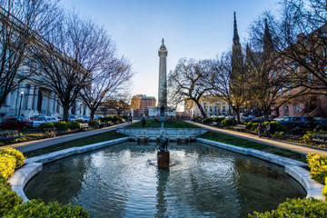 Reflection of the washington Monument from the pond in Mount Vernon Baltimore, Maryland - obrazy, fototapety, plakaty