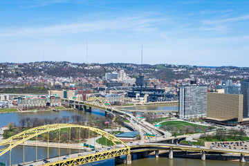 Fototapeta premium Skyline of Pittsburgh, Pennsylvania at night from mount washington above the monongahela river