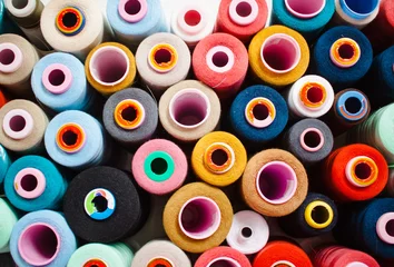 Zelfklevend Fotobehang Veel kleurrijke naaigarens in doos © serejkakovalev