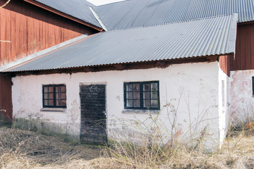 En r&ouml;d bondg&aring;rd p&aring; landsbygden
