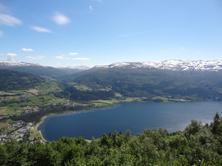 Fototapeta na wymiar Beautiful lake panorama of the Vangsvatnet lake near Voss in Norway