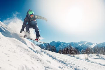 Fotobehang Wintersport snowboarder springt met snowboard