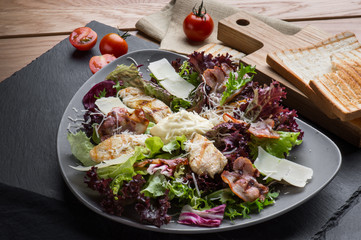 Salad Cesar with chicken, vegetables, sauce and bread crumbs.