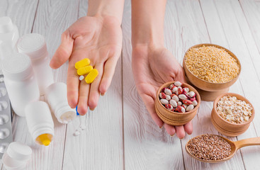 Obraz premium Pills or healthy eating choice. Healthy diet concept.