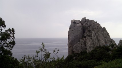 скала и море