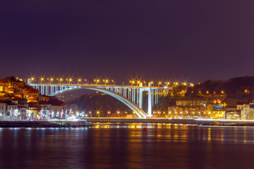 Fototapeta na wymiar Porto. The car bridge over the Douro River.
