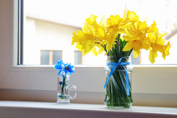 Bouquet of daffodils on the windowsill