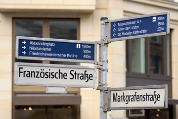 Obraz premium Touristen-Wegweiser Berlin-Mitte