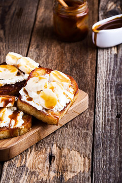 Breakfast ricotta toasts with  bananas and caramel
