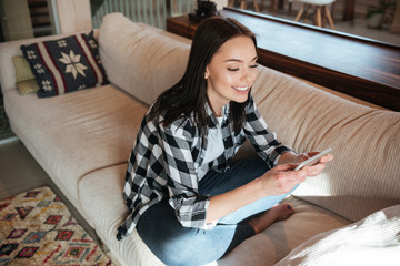 Obraz premium woman using cellphone