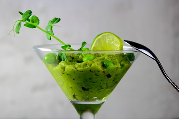 овощной смузи с зеленым горошком и лаймом