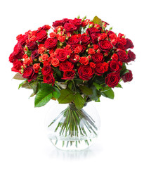 Obraz premium Bukiet czerwonych róż w szklanej wazonie
