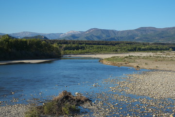 Fototapeta premium Paysage de Haute Provence, France, la rivière Durance et les Alpes.