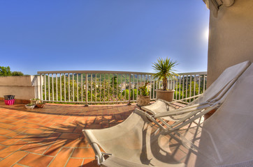 terrasse d'appartement avec chaises relax