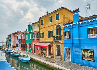 Canal, Calle y Casas de la Isla de Burano, Venecia, Italia - obrazy, fototapety, plakaty