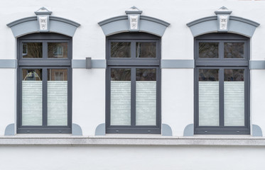 Fenster eines Hauses mit Fassade