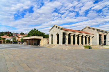 Obraz premium Central town square near the Svetitskhoveli Cathedral l in Mtskheta, Georgia