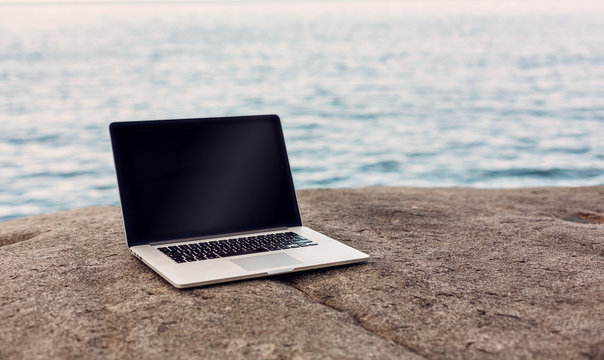 Laptop Auf Einem Felsen Am Meer