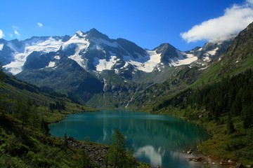 Fototapeta na wymiar Lake in the Altai Mountains