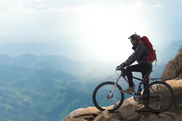 Gardinen Radfahrer auf der Spitze eines Hügels © kromkrathog