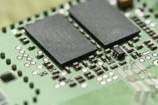 Electronic components and processor on a printed circuit.