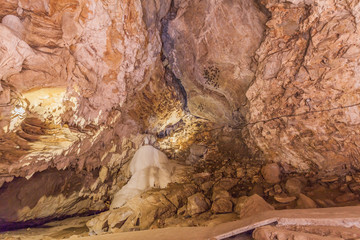 Within the cave is a stalactite stalactite shape beautiful. There are streams through On the ceiling
 is a cave full of bats. There is a bridge for visitors.cave name is Tharlode Noi in Kanchanaburi