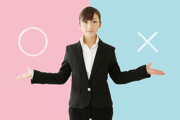YESとNOを持つ女性
