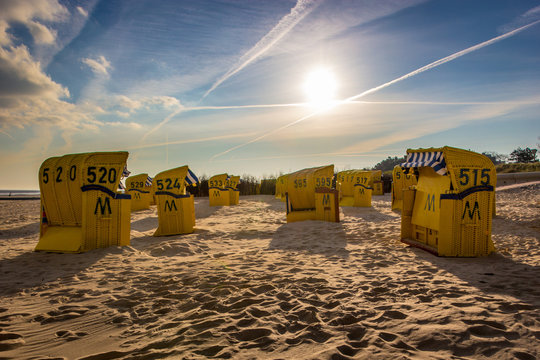 Gelbe Strandk&ouml;rbe in Duhnen