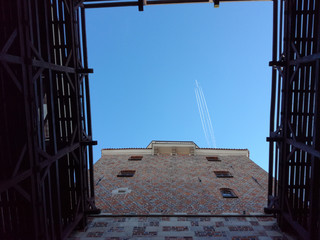 Samolot na tle niebieskiego nieba