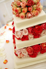torta con rose di tanti colori ad ornamento