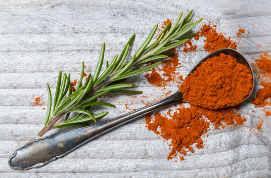Paprika Pulver und Rosmarin auf einem L&ouml;ffel macro
