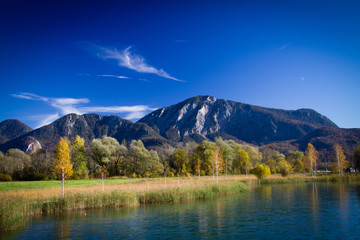 Fototapeta premium Jesień w górskim krajobrazie nad Kochelsee