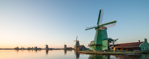Traditional Dutch windmills with canal close - obrazy, fototapety, plakaty