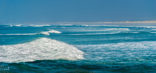 L´Atlantique avec des vagues près de la Pointe de la Torche en Finistère en Bretagne - The...