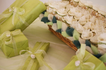 Bomboniere  a sacchetto e scatole verdi da consegnare agli ospiti di un matrimonio durante il ricevimento