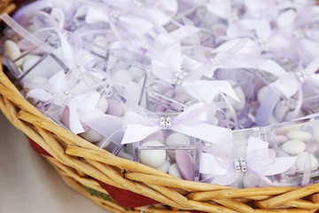 Bomboniere lilla dentro cestino in vimini