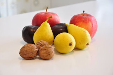 frutta varia in cucina su tavolo