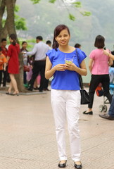 ハノイ　ホアンキム湖　女性