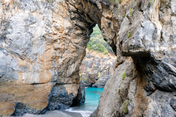 Spiaggia dell'arcomagno in calabria con il caratteristico arco di roccia naturale