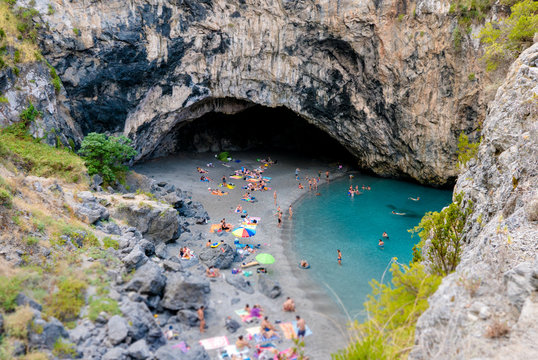 Spiaggia dell'arcomagno in calabria con il caratteristico arco di roccia naturale