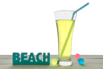 レモン飲料のイメージとビーチとボール