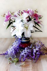 Primo piano dei  colorati fiori di giglio nel vaso