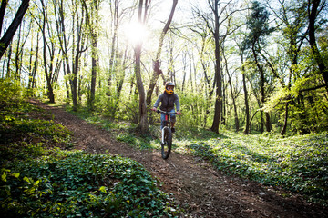 Obraz premium man ride mountain bike through forest