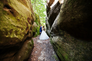 Obraz premium Lovely wedding couple at amazing landscapes with rock Dovbush, Carpathian mountains at Ukraine.