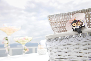 Bomboniera simpatiche a forma di sposo che spuntano dalla cesta bianca in viminicon fiocchi