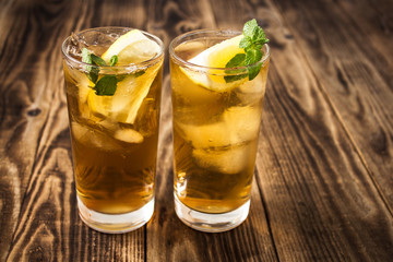 iced teae with lemon and fresh mint